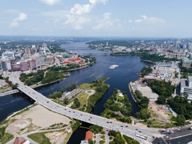 Ottawa-Gatineau metropolitan bölgesindeki hidro barajının havadan görüntüsü.