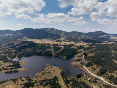 Dağ, göl, kayak kaldırma ve tatil beldesinin havadan görünüşü, Zlatibor, Sırbistan ve Avrupa.
