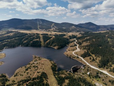 Dağ, göl, kayak kaldırma ve tatil beldesinin havadan görünüşü, Zlatibor, Sırbistan ve Avrupa.