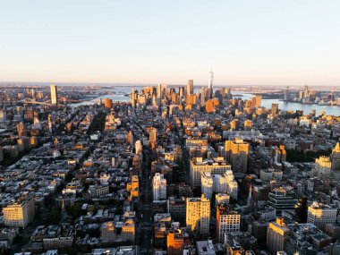 Güneş doğarken yukarıdan Manhattan 'ın şehir merkezinin havadan çekilmiş fotoğrafı. New York, ABD.