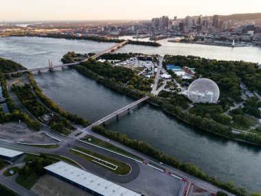 Montreal Biyosfer 'in arka planda Montreal şehir merkezi olan Park Jean-Drapeau' daki insansız hava aracı görüntüsü. Quebec, Kanada