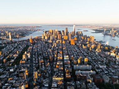 Güneş doğarken yukarıdan Manhattan 'ın şehir merkezinin havadan çekilmiş fotoğrafı. New York, ABD.
