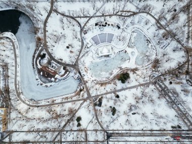 Kış Parkı Pınarı, karla kaplı donmuş göl manzarası. Montreal, Quebec, Kanada.