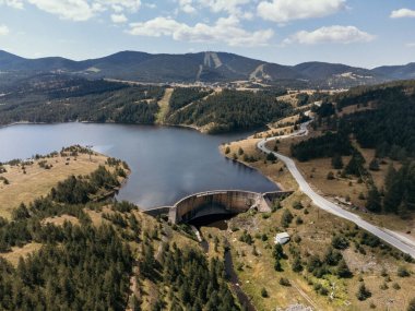 Dağ, göl, kayak kaldırma ve tatil beldesinin havadan görünüşü, Zlatibor, Sırbistan ve Avrupa.