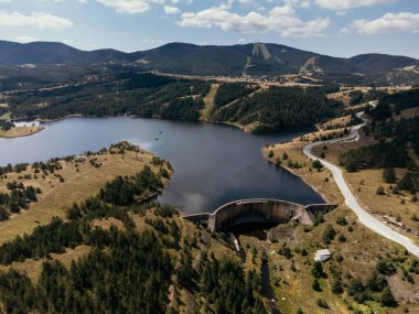 Dağ, göl, kayak kaldırma ve tatil beldesinin havadan görünüşü, Zlatibor, Sırbistan ve Avrupa.