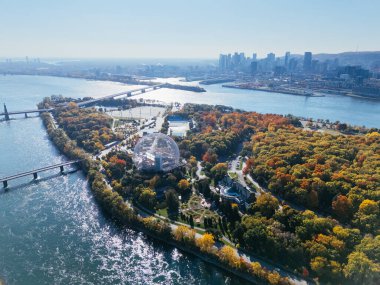 Arka planda Montreal şehir merkezi olan sonbahar parkı Jean-Drapeau 'nun insansız hava aracı görüntüsü. Quebec, Kanada