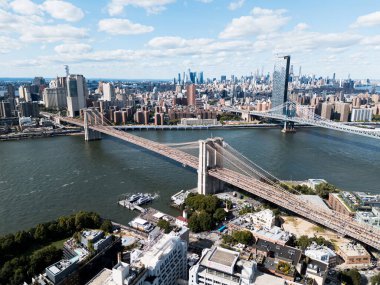 Arka planda gökdelenler olan Brooklyn ve Manhattan köprülerinin hava görüntüsü. New York, ABD.