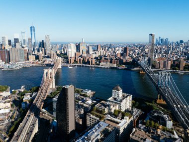 İki köprü, Brooklyn ve Manhattan, gün doğumunda. New York, ABD