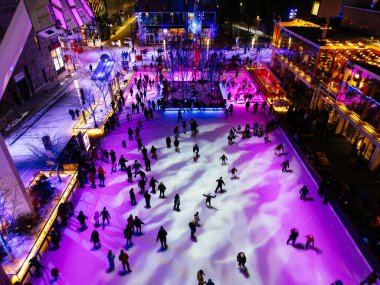 Montreal şehir buz pateni pisti Noel için aydınlatıldı, Quebec, Kanada.
