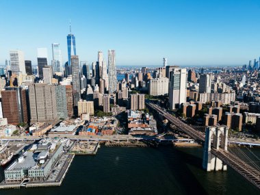 İki köprü, Brooklyn ve Manhattan, gün doğumunda. New York, ABD
