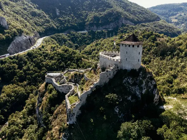 Eski taş kale, savunma duvarları ve tepe üstü kalesi. Uzice, Sırbistan, Avrupa.