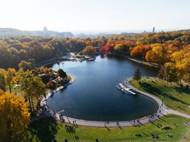 Göl ve sonbahar Mont-Royal parkının insansız hava aracı görüntüsü. Montreal, Kanada