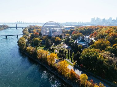 Arka planda Montreal şehir merkezi olan sonbahar parkı Jean-Drapeau 'nun insansız hava aracı görüntüsü. Quebec, Kanada