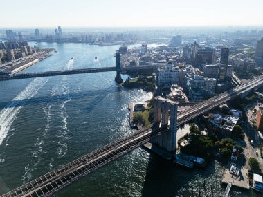 İki köprü, Brooklyn ve Manhattan, gün doğumunda. New York, ABD