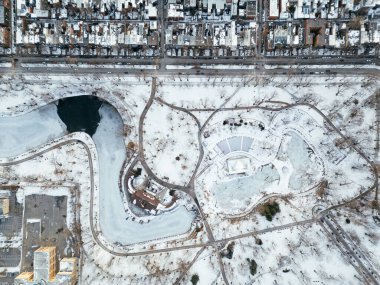 Kış Parkı Pınarı, karla kaplı donmuş göl manzarası. Montreal, Quebec, Kanada.