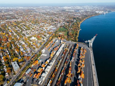 Konteynır limanının drone görüntüsü. Montreal, Quebec, Kanada.