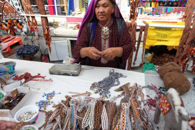 2 Eylül 2022, insanlar yerel pazarda, Ashgabad, Türkmenistan 'da tanrılar satıp satın alıyorlar..