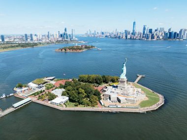 Arka planda New York ve New Jersey şehir merkezi olan Özgürlük Anıtı. ABD