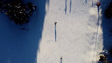 Kış sporları: Kopaonic, Sırbistan ve Avrupa 'daki bir kayak merkezinde kayak ve snowboard yapan insanların üst görünümü.