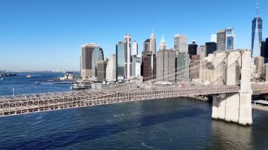Brooklyn Köprüsü ve Manhattan 'ın aşağısındaki Sunrise, New York' ta İHA uçuşu..