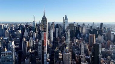 Manhattan şehir merkezinden gün doğumunda bulutsuz İHA uçuşu. New York, ABD.