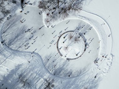 Mont Royal, Montreal 'den kışın şehir merkezindeki buz pateni pisti manzarası. Quebec, Kanada