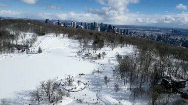 Mont Royal, Montreal 'den kışın şehir merkezindeki buz pateni pisti manzarası. Quebec, Kanada