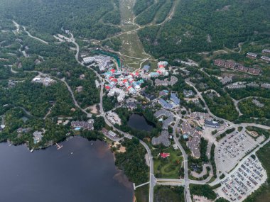 Yazın kayak merkezinde. Mont-Tremblant, Quebec, Kanada. Drone görünümü