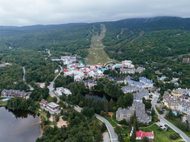 Yazın kayak merkezinde. Mont-Tremblant, Quebec, Kanada. Drone görünümü