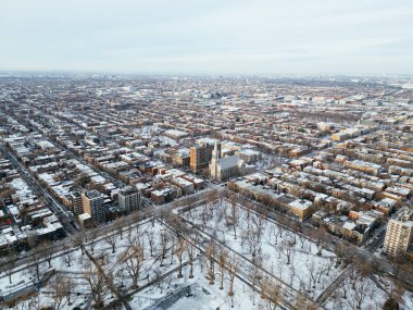 Kış Parkı Pınarı, karla kaplı donmuş göl manzarası. Montreal, Quebec, Kanada.