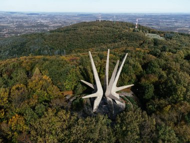 11 Aralık 2024. Sırbistan 'ın Kosmaj kentindeki Düşen Askerler Anıtı üzerindeki İHA uçuşu.