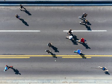 28 Nisan 2024, insanlar otoyol köprüsünde maraton koşuyor. Belgrad, Sırbistan ve Avrupa.