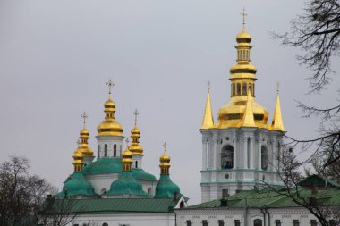Kyiv Pecherskaya Lavra, baharın başlarında bulutlu bir gün, Kyiv, Ukrayna