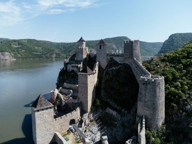 Sırbistan 'da Tuna Nehri üzerindeki Golubac kalesinin manzarası, Doğu Avrupa