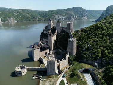 Sırbistan 'da Tuna Nehri üzerindeki Golubac kalesinin manzarası, Doğu Avrupa