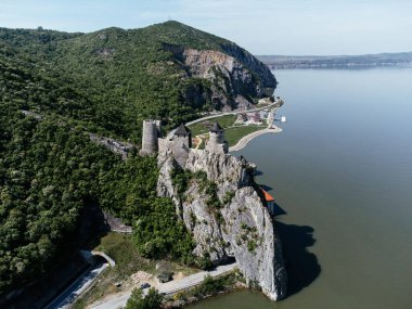 Sırbistan 'da Tuna Nehri üzerindeki Golubac kalesinin manzarası, Doğu Avrupa