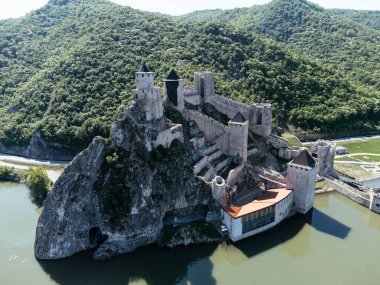 Sırbistan 'da Tuna Nehri üzerindeki Golubac kalesinin manzarası, Doğu Avrupa