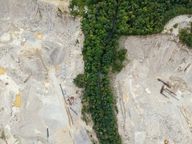 Maden ocaklarının ortasında dar bir orman hattı. Ekolojik felaket kavramı.