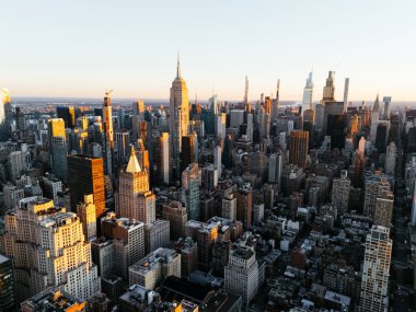 Manhattan şehir merkezinden gün doğumunda bulutsuz havadan çekilmiş bir fotoğraf. New York, ABD.