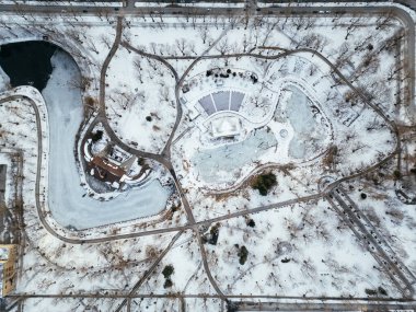 Kış Parkı Pınarı, karla kaplı donmuş göl manzarası. Montreal, Quebec, Kanada.