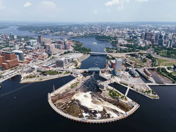 Ottawa-Gatineau metropolitan bölgesindeki hidro barajının havadan görüntüsü.