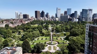 Boston 'daki Kristof Kolomb Park. Boston siluetiyle güneşli bir yaz günü. Massachusetts, ABD.