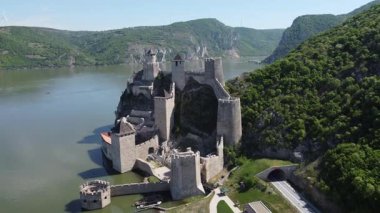 Sırbistan 'da Tuna Nehri üzerindeki Golubac kalesinin manzarası, Doğu Avrupa