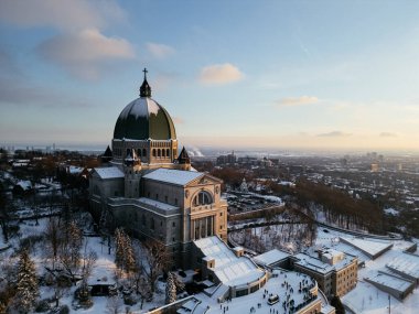 Havadan katolik katedral bazilikasının görüntüsü. Montreal, Quebec, Kanada.