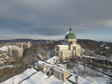 Havadan katolik katedral bazilikasının görüntüsü. Montreal, Quebec, Kanada.