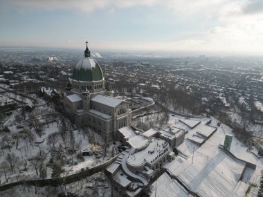 Havadan katolik katedral bazilikasının görüntüsü. Montreal, Quebec, Kanada.