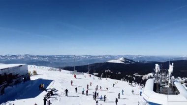 Kış sporları: Sırbistan 'ın Kopaonic kentindeki bir kayak merkezinde kayak yapan insanların üst görünümü.