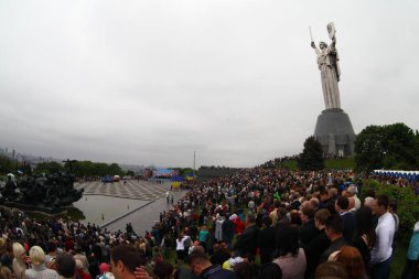 9 Mayıs 2013 'te Ukrayna, Ukrayna' daki Anavatan Anıtı yakınlarında bir kutlama yapıldı.