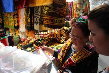 2 Eylül 2022, insanlar yerel pazarda, Ashgabad, Türkmenistan 'da tanrılar satıp satın alıyorlar..