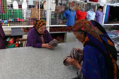 2 Eylül 2022, insanlar yerel pazarda, Ashgabad, Türkmenistan 'da tanrılar satıp satın alıyorlar..